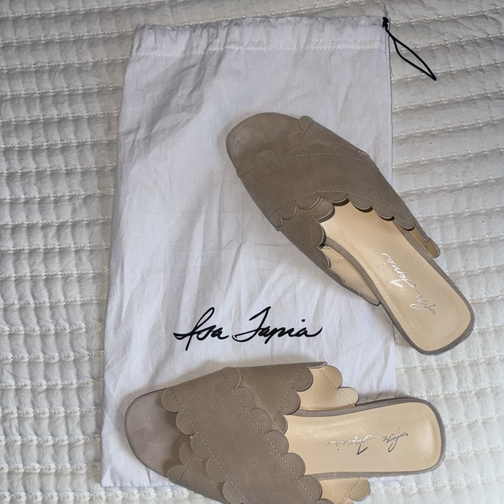 Isa Tapia Nueva scalloped slide sandals